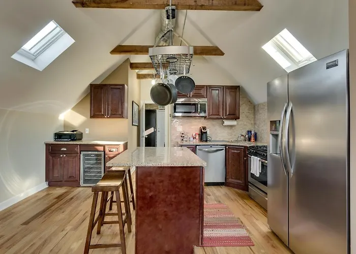 Апартаменты Old Town Elegance Awaits In Classic Stunner! Apts Чикаго