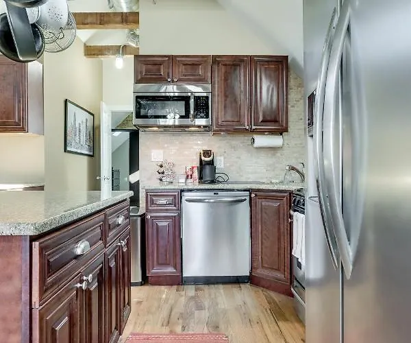 Old Town Elegance Awaits In Classic Stunner! Apts Чикаго