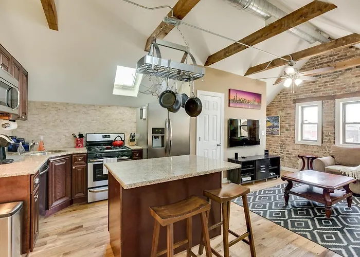 Old Town Elegance Awaits In Classic Stunner! Apts Апартаменты Чикаго