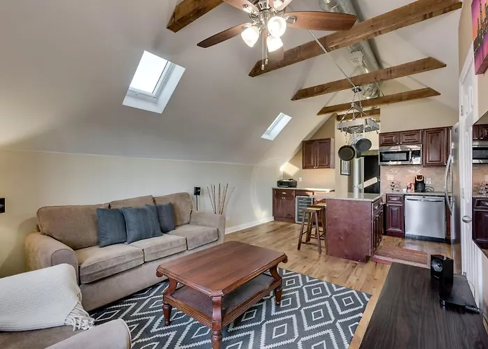 Old Town Elegance Awaits In Classic Stunner! Apts * Чикаго