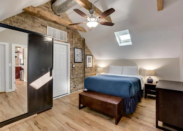 Old Town Elegance Awaits In Classic Stunner! Apts * Чикаго