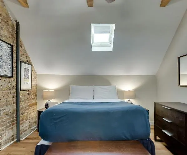 Апартаменты Old Town Elegance Awaits In Classic Stunner! Apts Чикаго