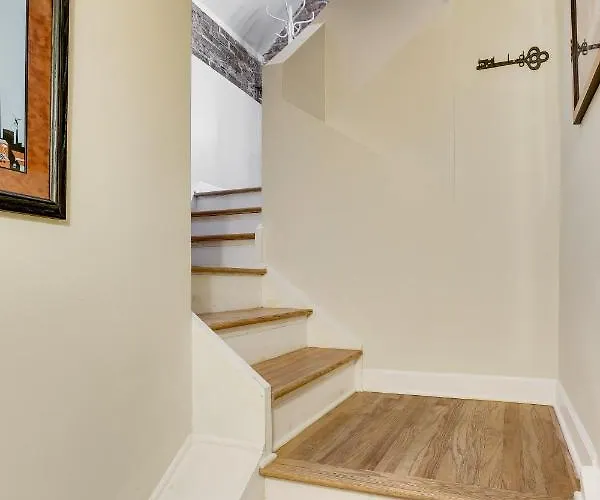Old Town Elegance Awaits In Classic Stunner! Apts Апартаменты