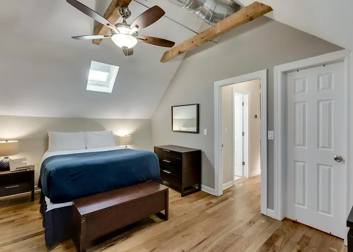 Old Town Elegance Awaits In Classic Stunner! Apts * Чикаго