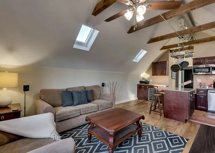 Апартаменты Old Town Elegance Awaits In Classic Stunner! Apts *